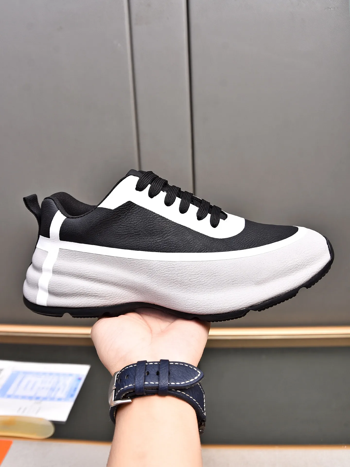Men's shoes 💰560 [Hermes] New sports shoes Hermès are the most comfortable shoes, no one else⃣️, very light on the feet and very good-looking, you will not feel tired when you go shopping and running around 👍 Very light and comfortable, extremely light, suitable for both sports and leisure, and feel great when stepping on them! It’s up to you to choose, there’s always what you want~ ✔️Material: imported first-layer cowhide ✔️Inner lining: breathable mesh ✔️Outsole: genuine leather bottom ✔️Size: Men’s 38-44 (45 custom-made)